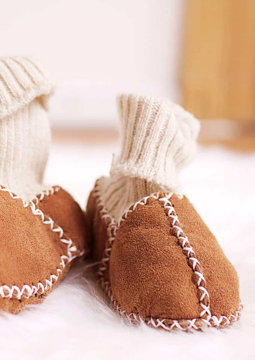 Babyschuh Lammfell mit Strick – Bild 2