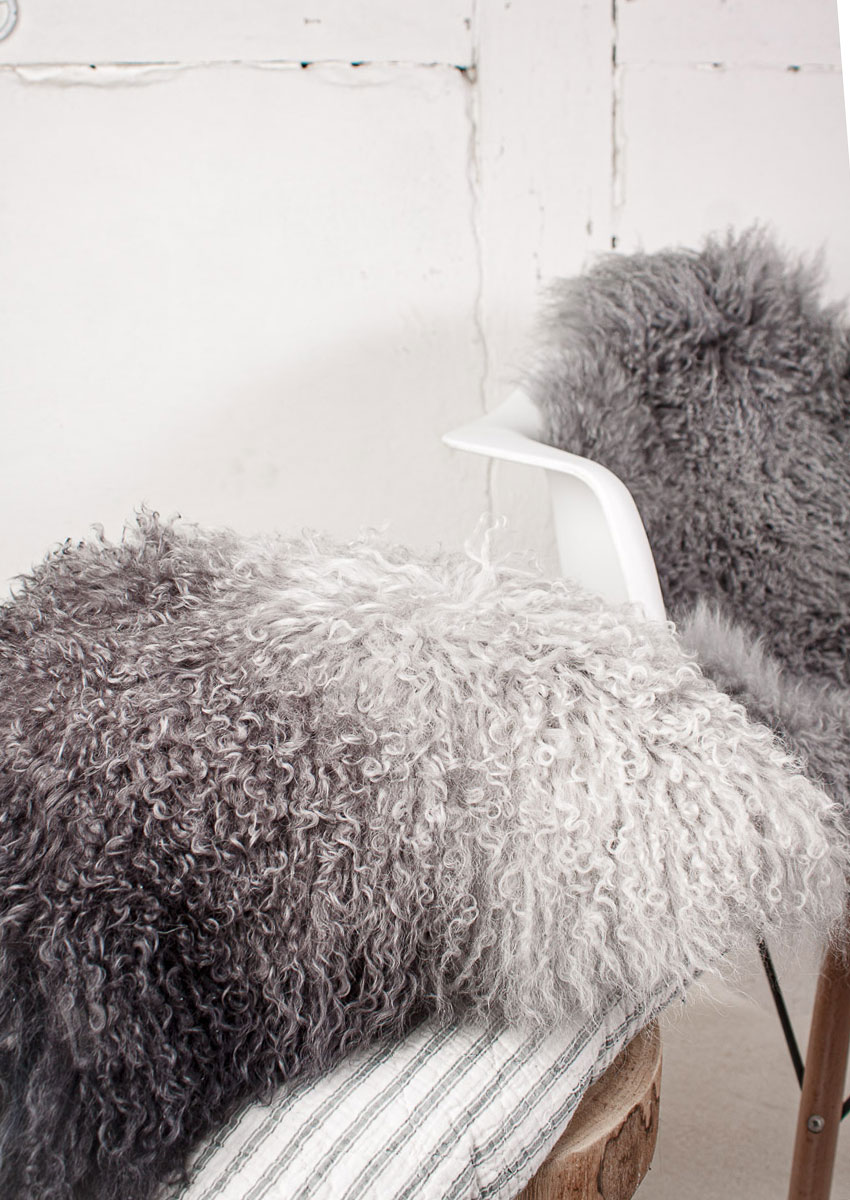 Tibet-Lammfell-Kissen Dip dyed Ombre, grau – Bild 3
