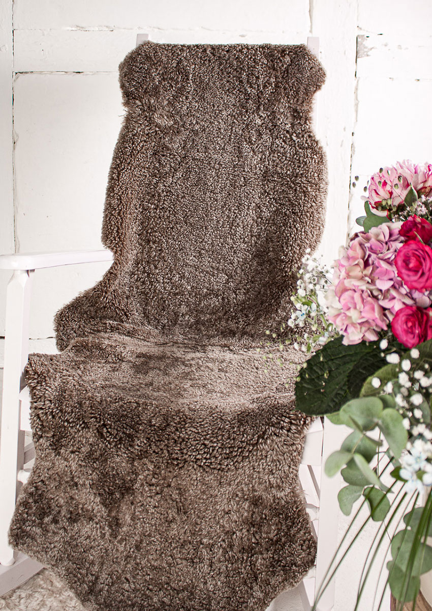 Curly Lamm-Doppelfell "Taupe-braun" – Bild 2