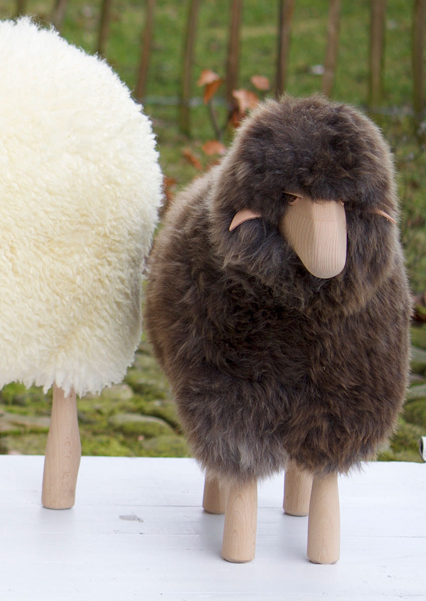 Holzlamm mit Natur-Lammfell, dunkel – Bild 5