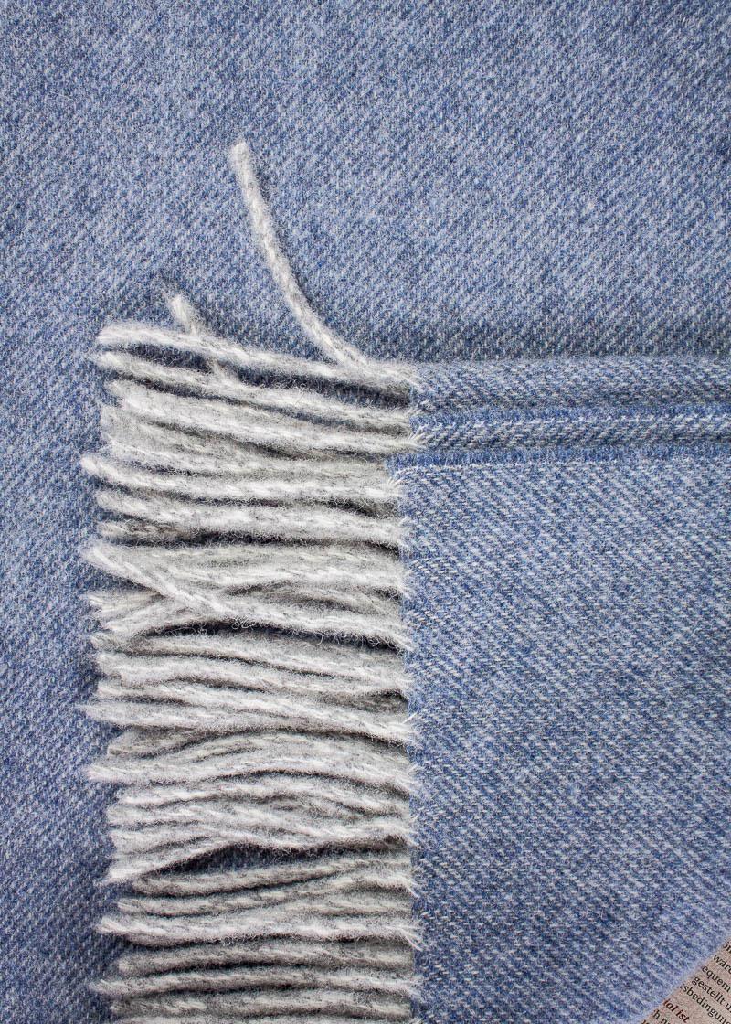 Wolldecke "Davos" 100% Merinowolle Fransen, hellblau – Bild 4